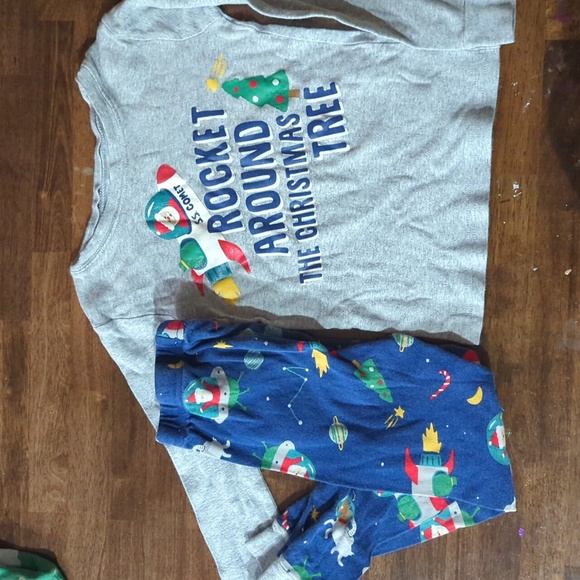 2 pairs of Carter's Christmas pajamas size 5 - Picture 2 of 5